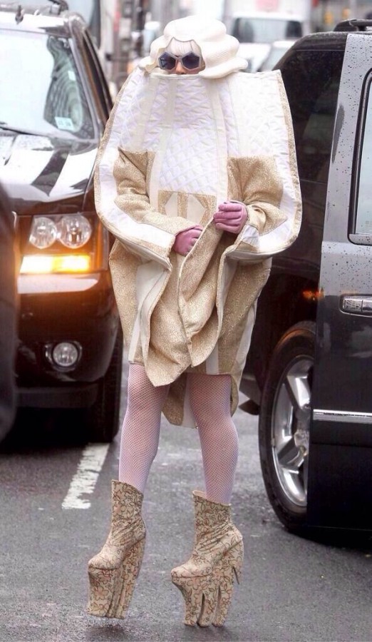 lady_gaga_birthday_coat_2.jpg?itok=s8MBn